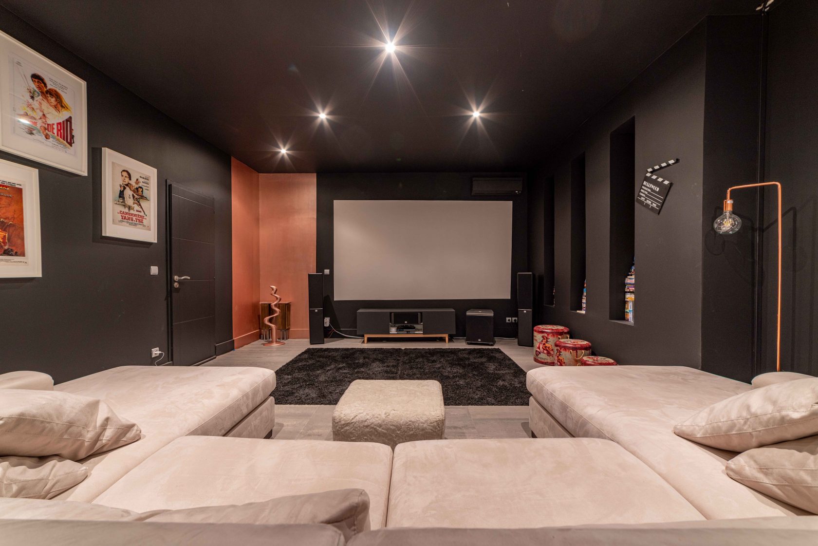 La belle blanche: architect-designed villa in the Millénaire district.