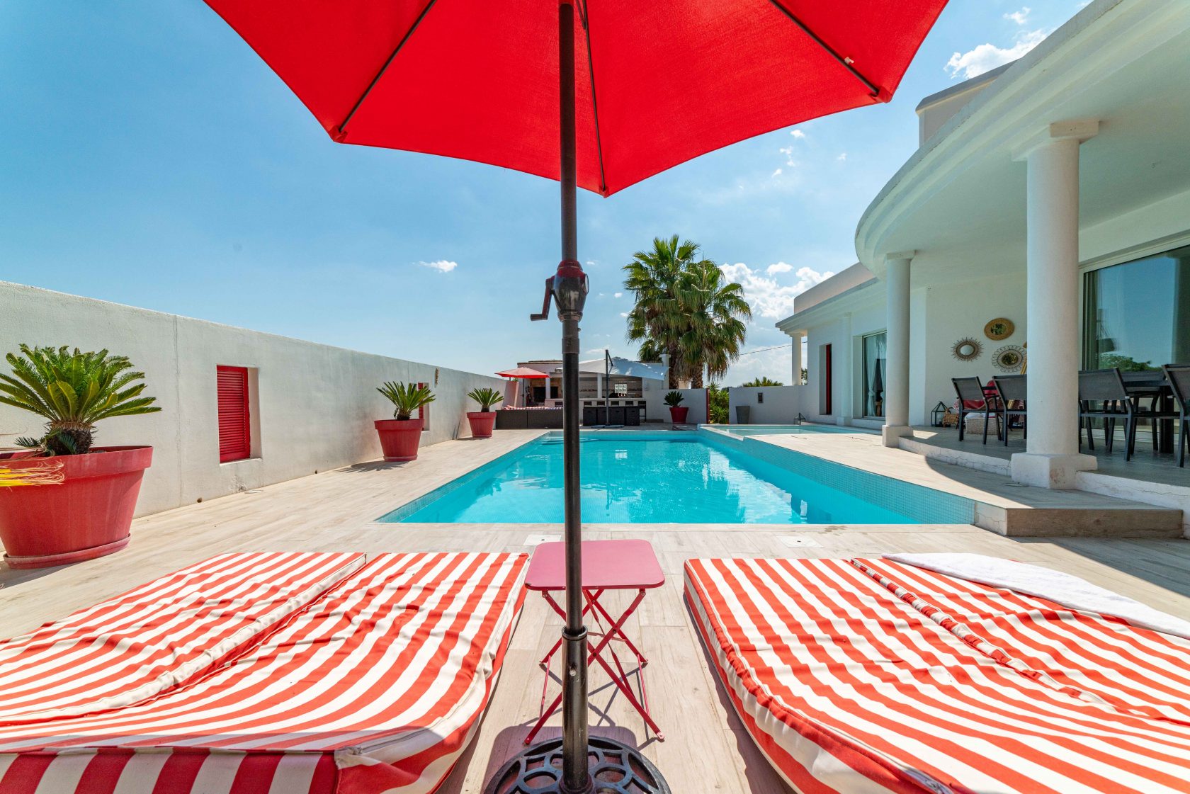 La belle blanche: architect-designed villa in the Millénaire district.