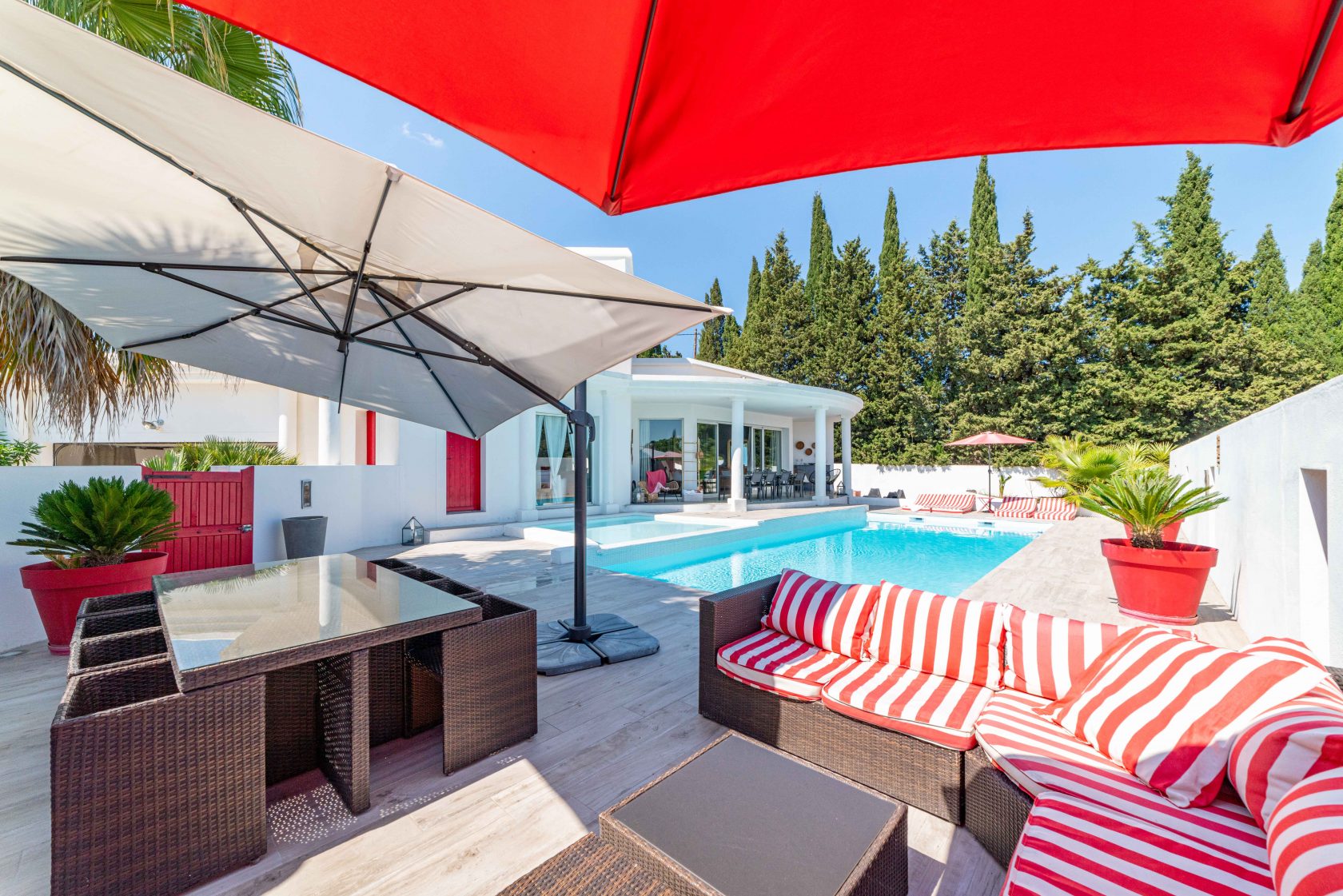 La belle blanche: architect-designed villa in the Millénaire district.