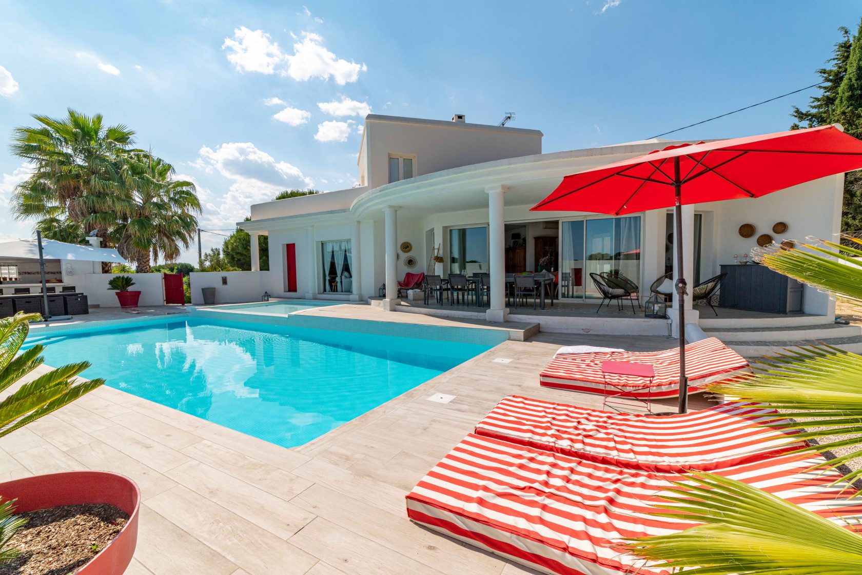 La belle blanche: architect-designed villa in the Millénaire district.
