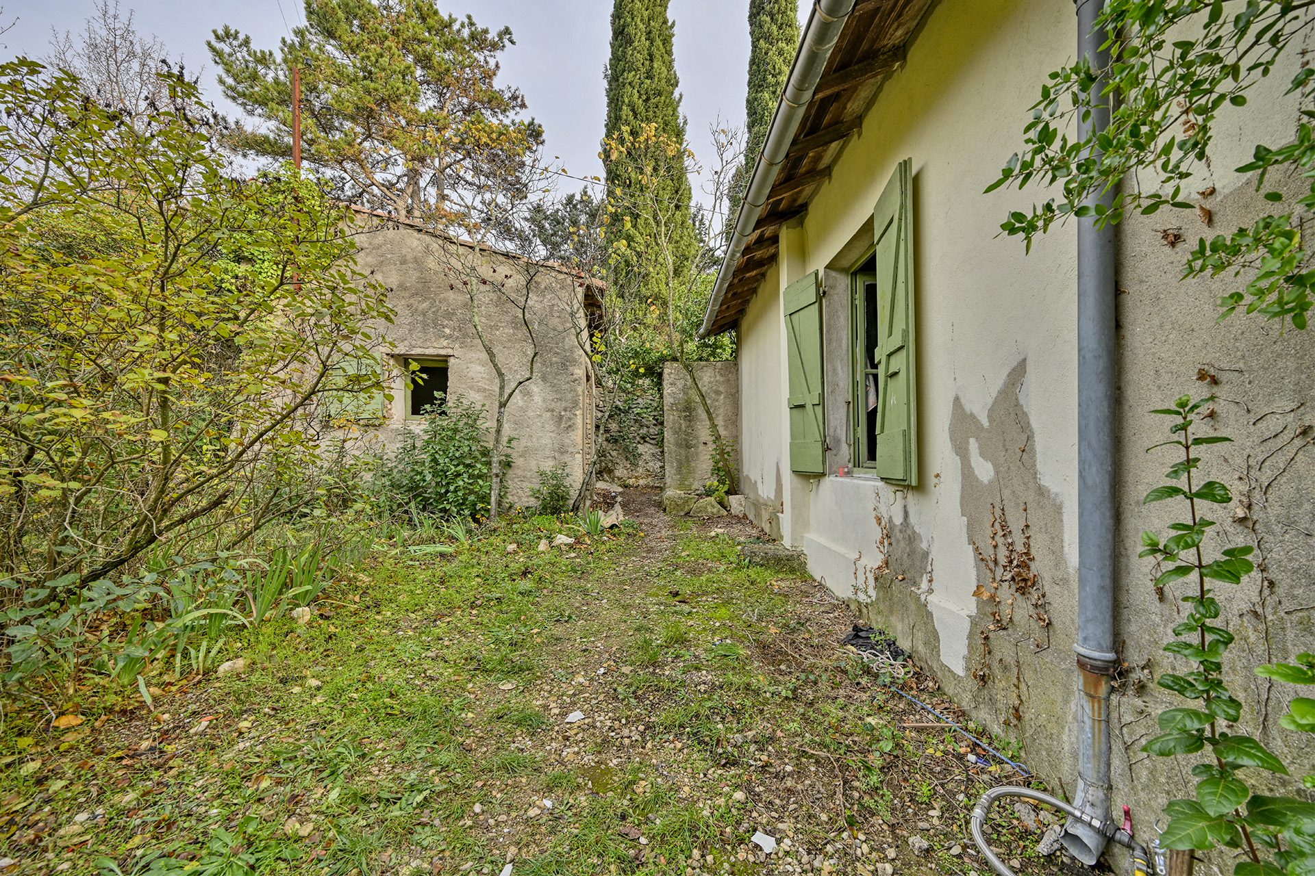 Mazet à rénover sur vaste terrain arboré