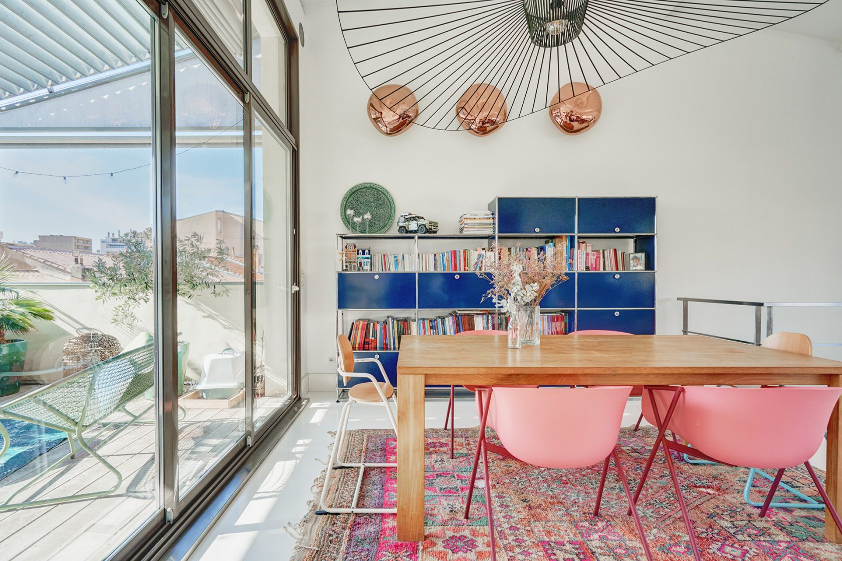 Maison d’architecte avec extérieur en ville