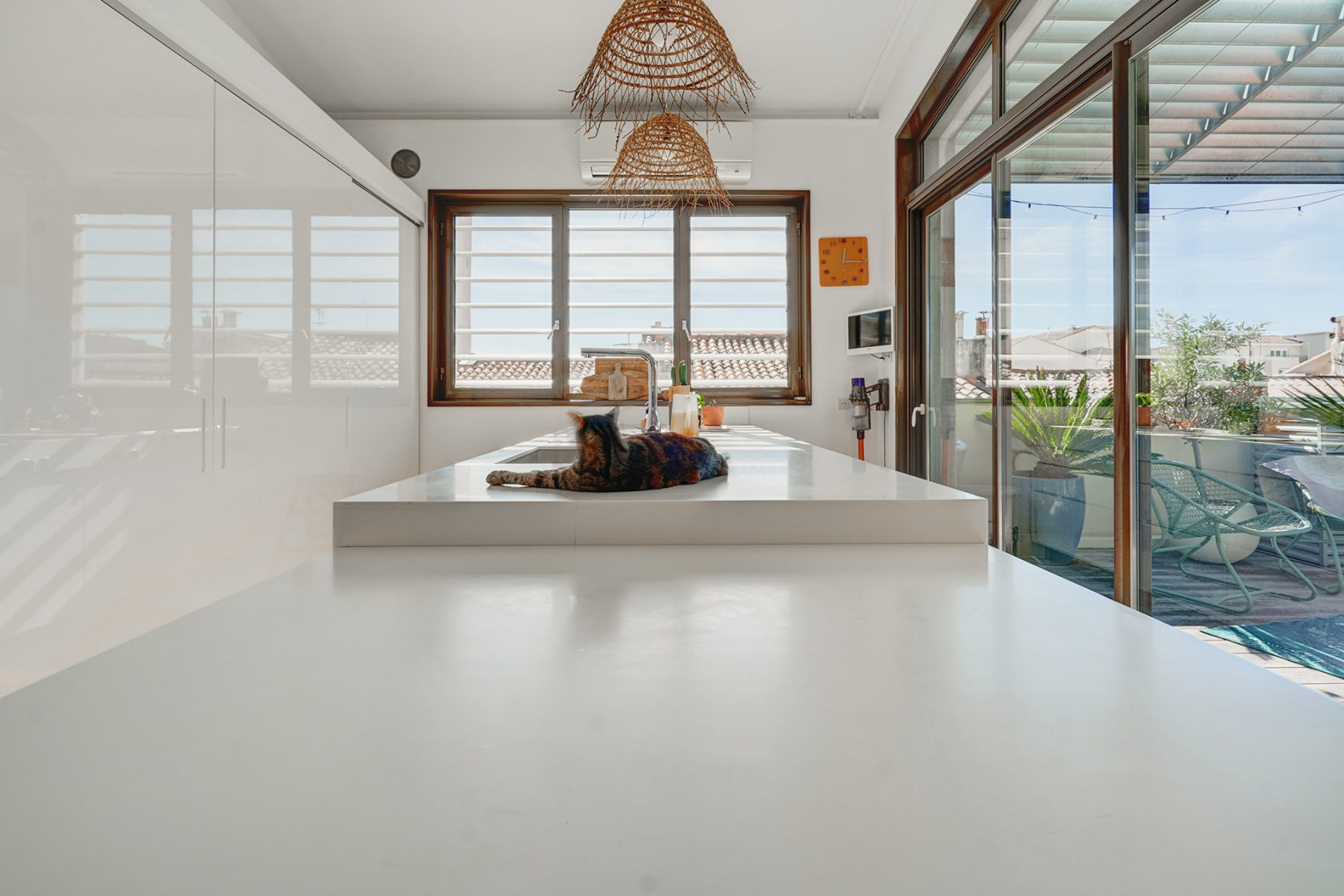 Maison d’architecte avec extérieur en ville
