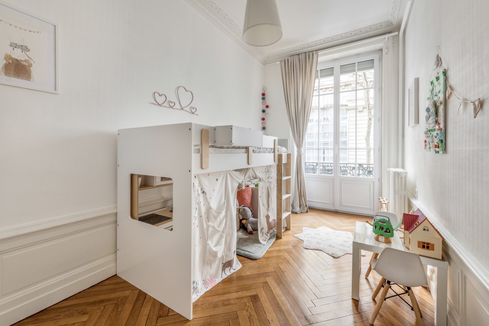 Bourgeois renovated close to the metro
