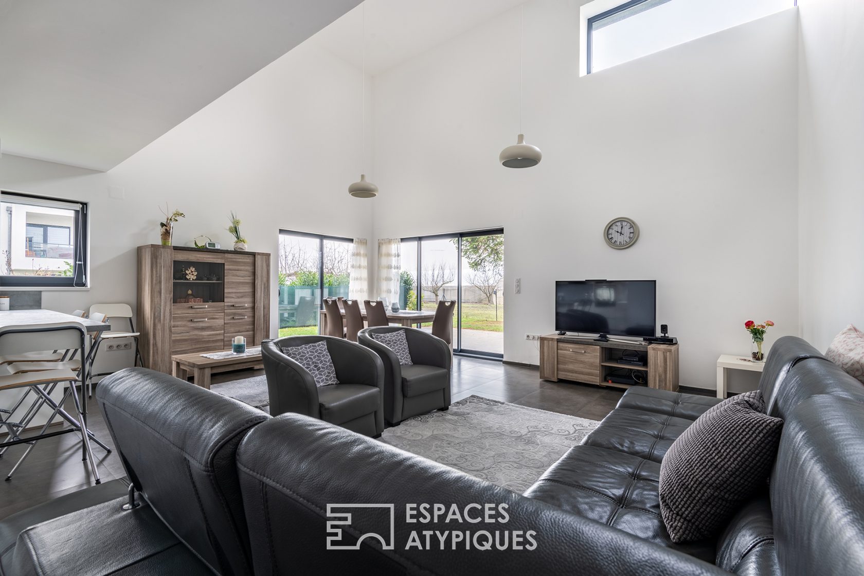 Contemporary and its cathedral living room