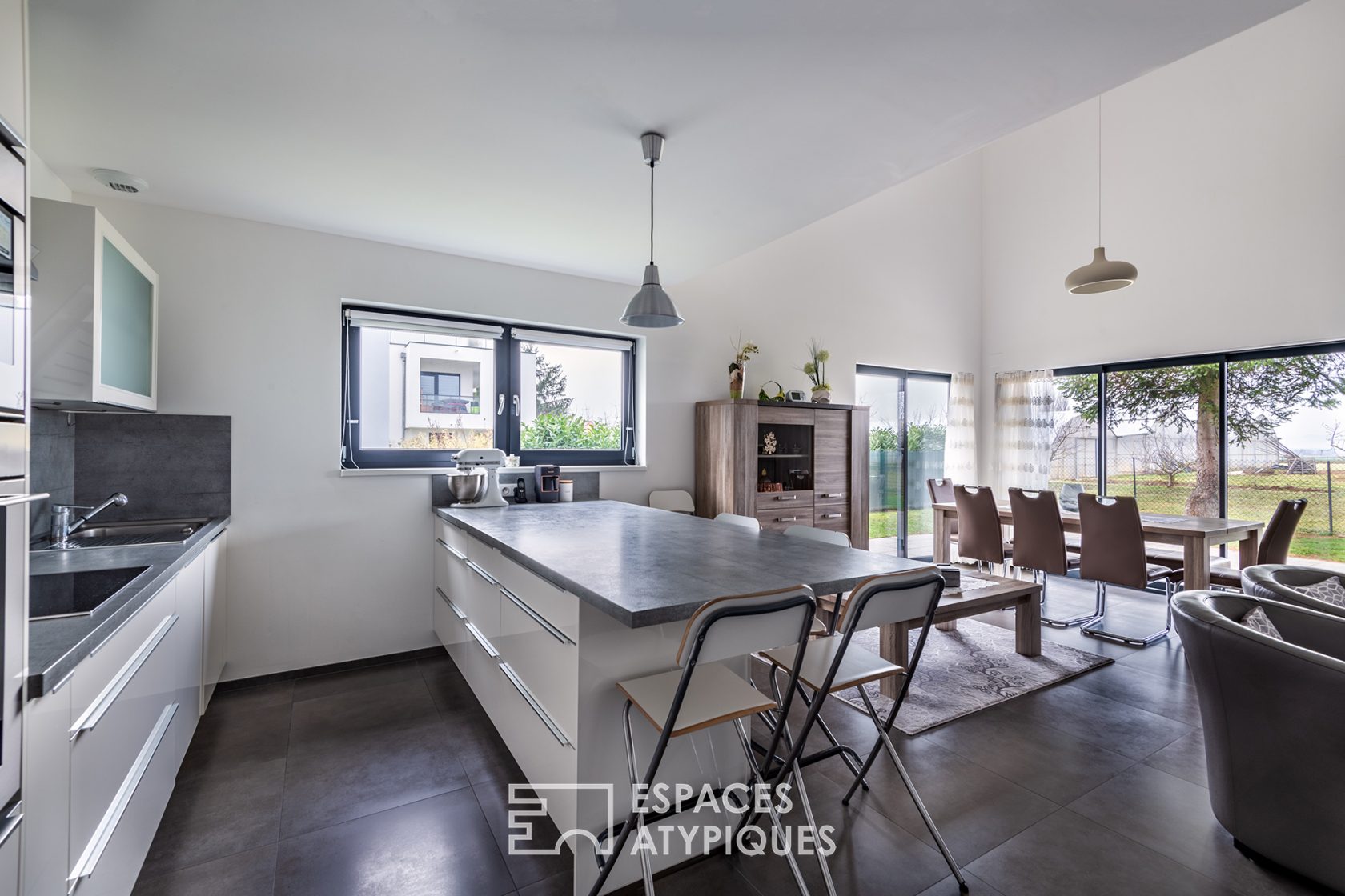 Contemporary and its cathedral living room