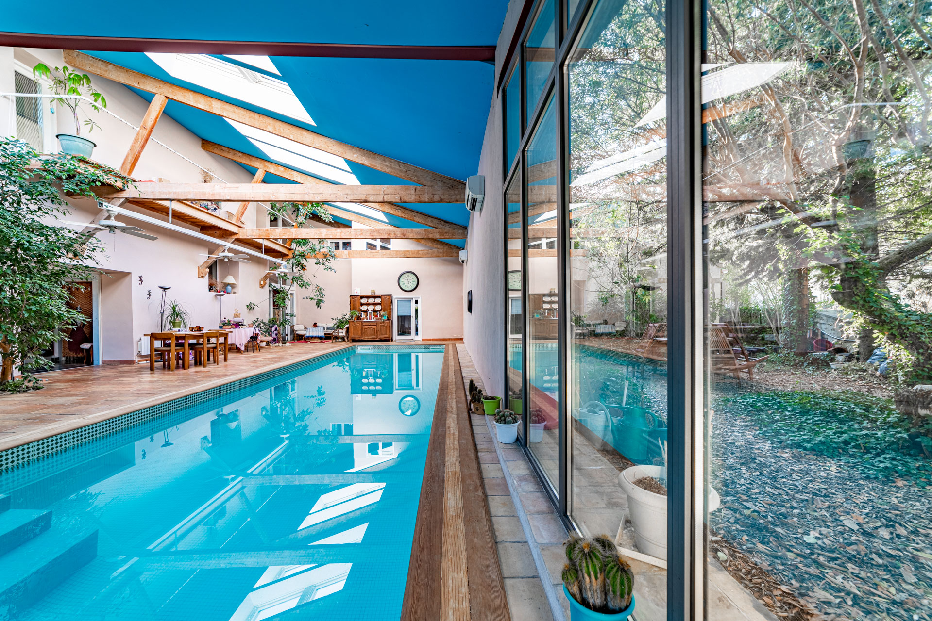 Large family house and its independent apartment