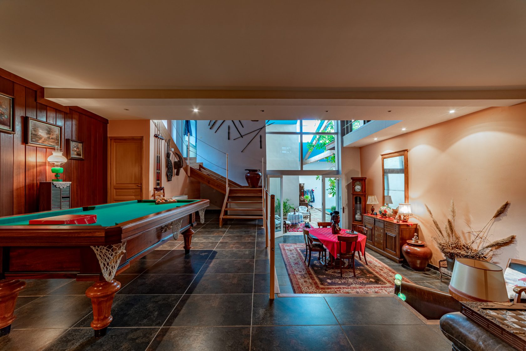 Large family house and its independent apartment