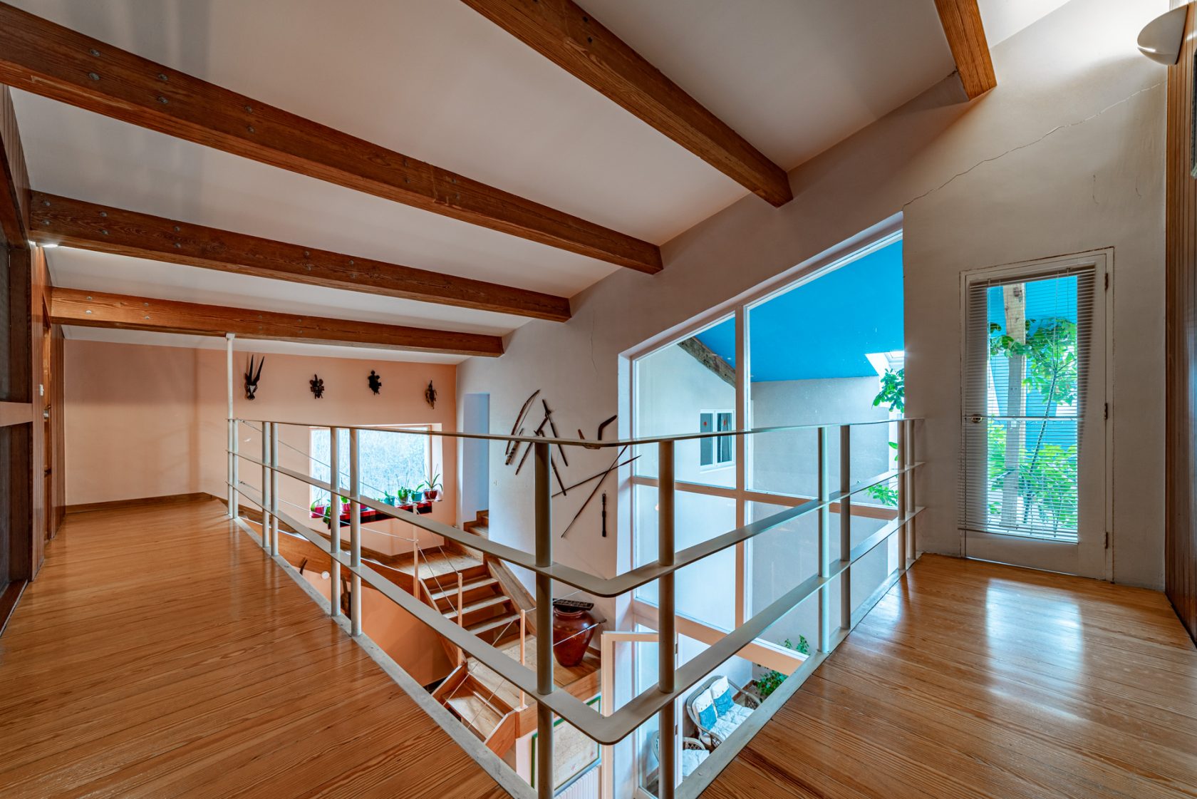 Large family house and its independent apartment