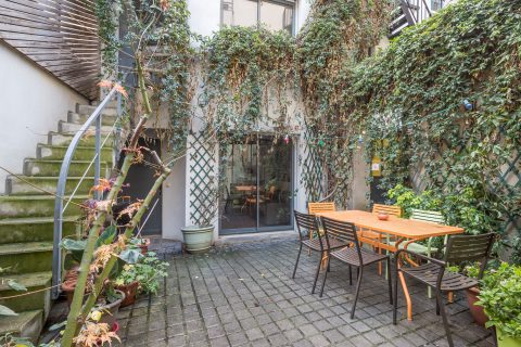 Contemporary house in a former café-coal