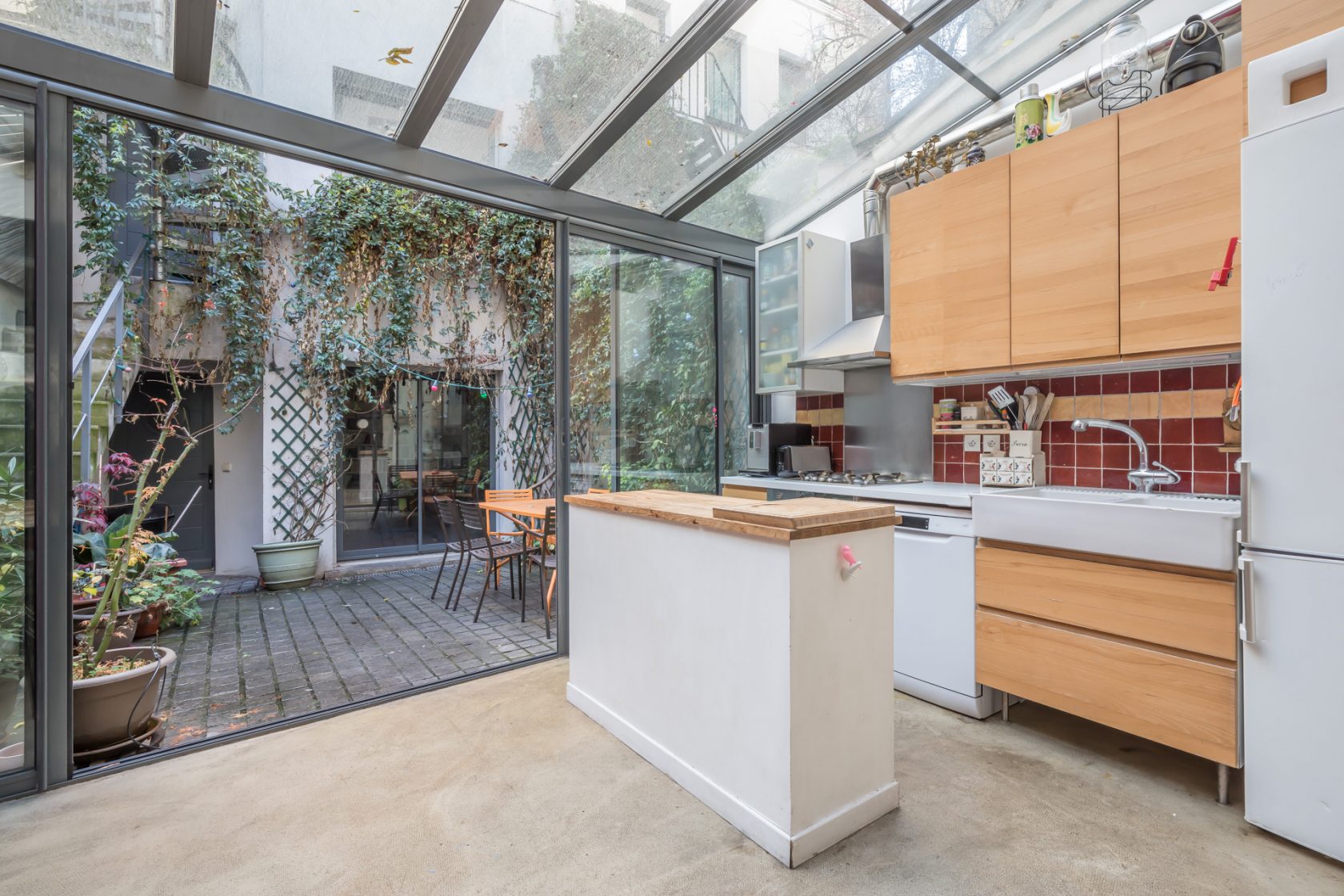 Contemporary house in a former café-coal