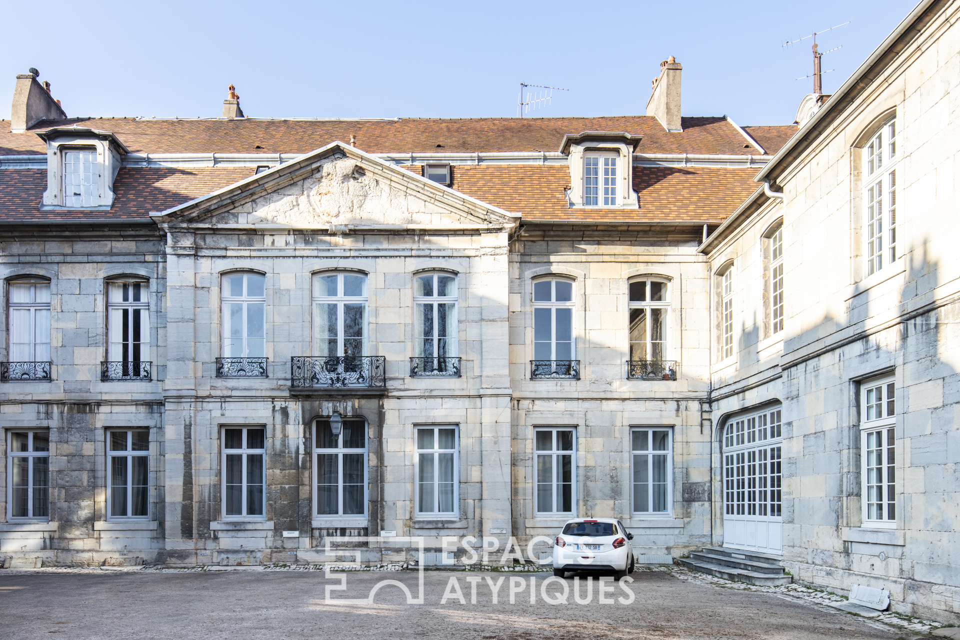 Apartment in a private mansion in Besançon