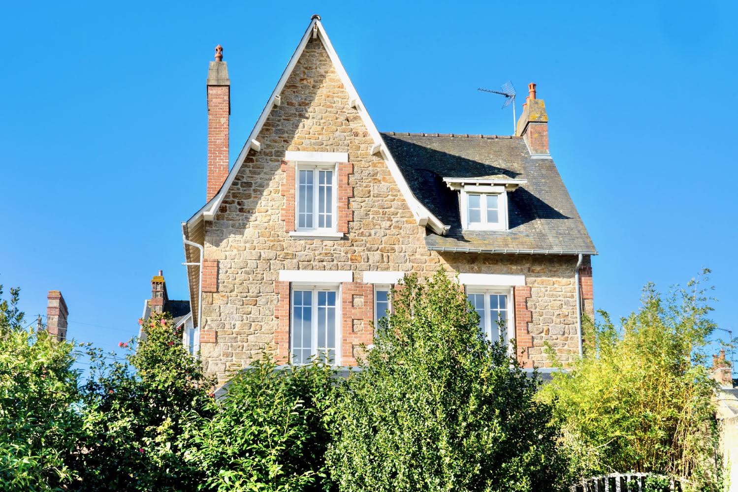 For sale Villa "Dinardaise" of character at DINARD 252 sqm Espaces