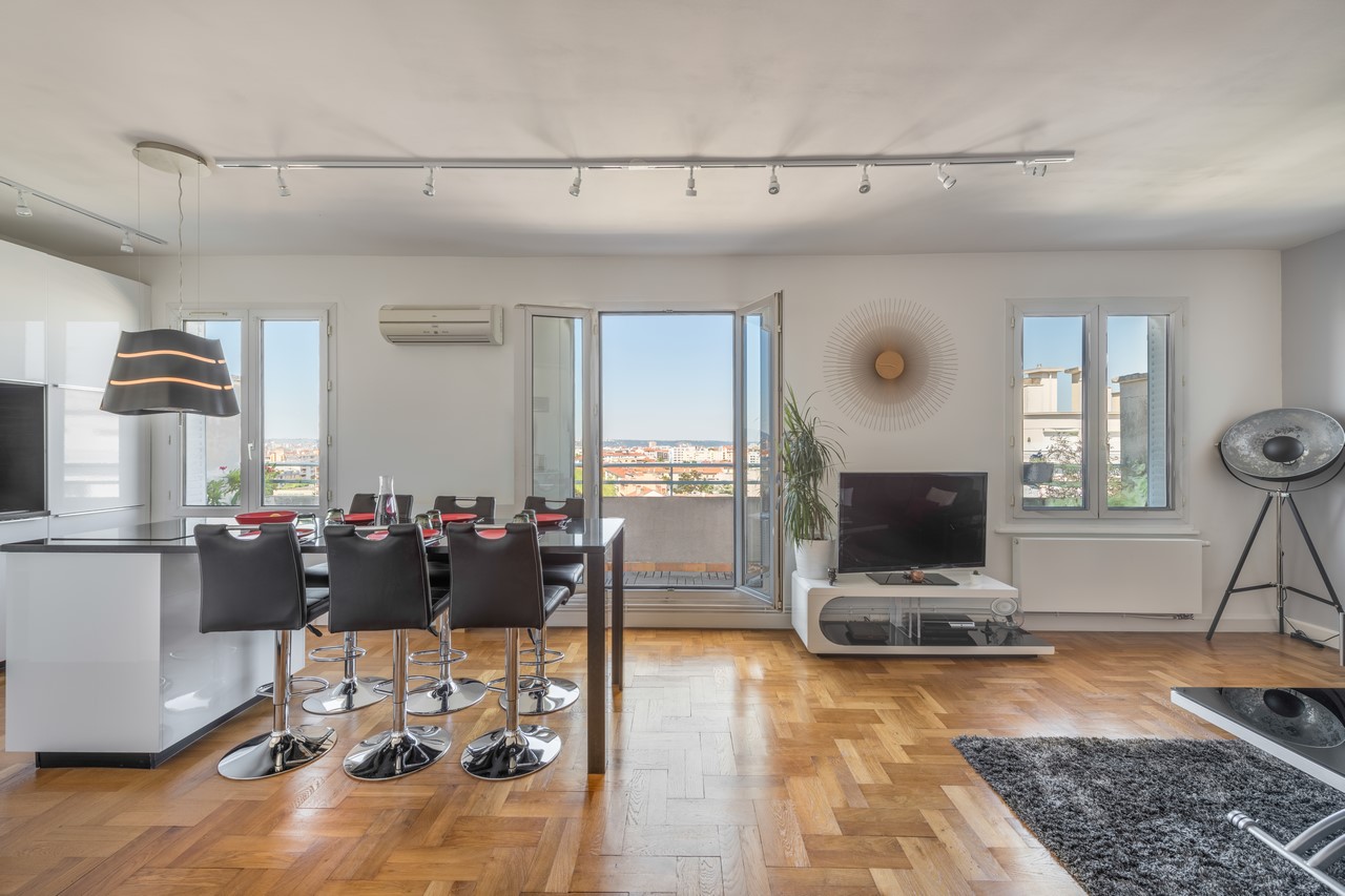 Dernier étage avec balcon et vue, coeur Monplaisir