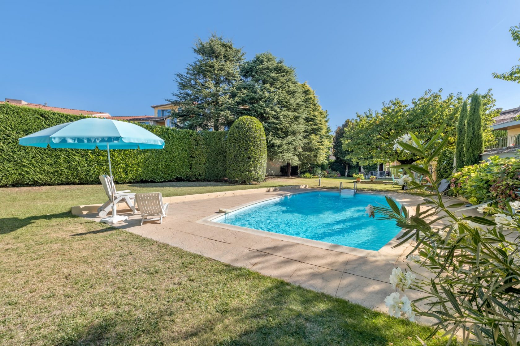 House in the city center with garden and swimming pool