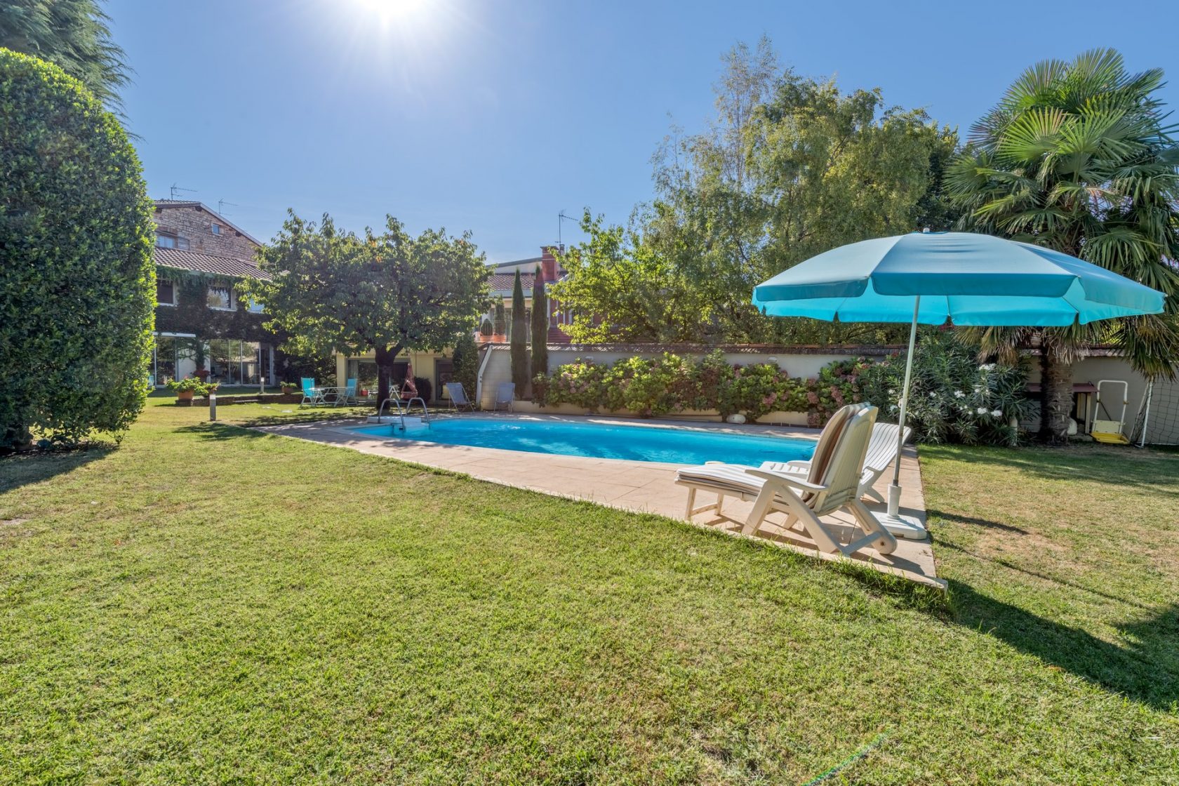 Maison en centre ville avec jardin et piscine