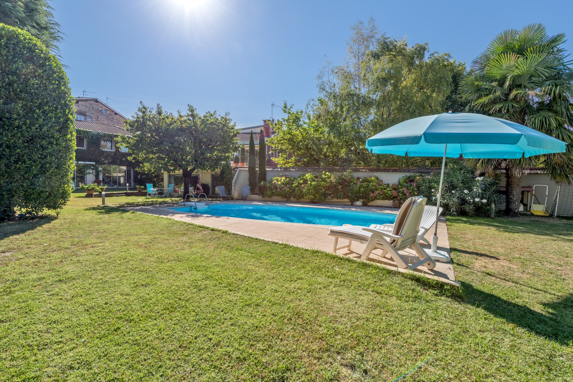 House in the city center with garden and swimming pool