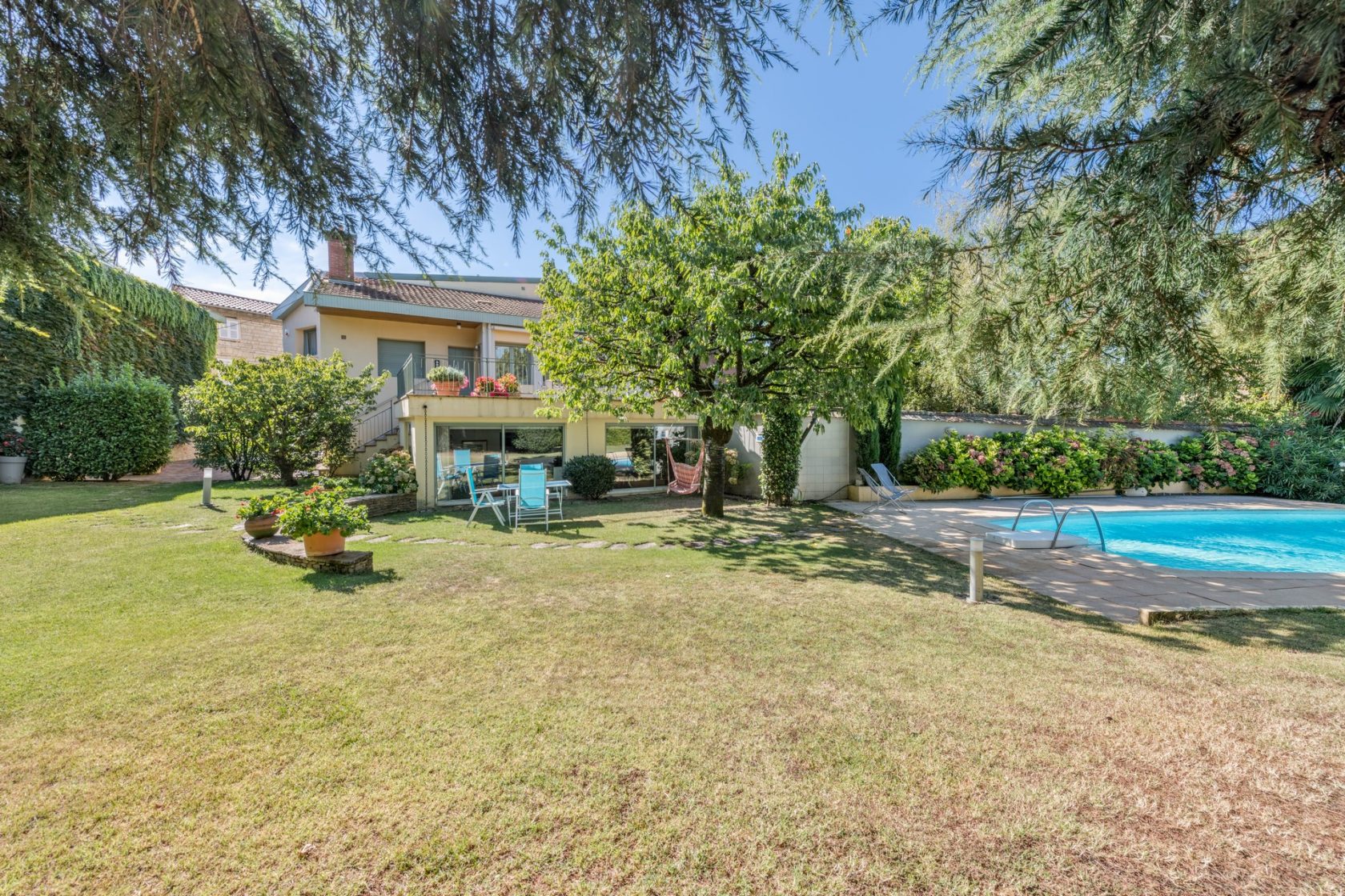 House in the city center with garden and swimming pool
