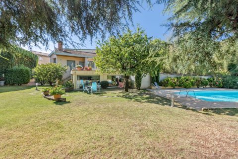 House in the city center with garden and swimming pool