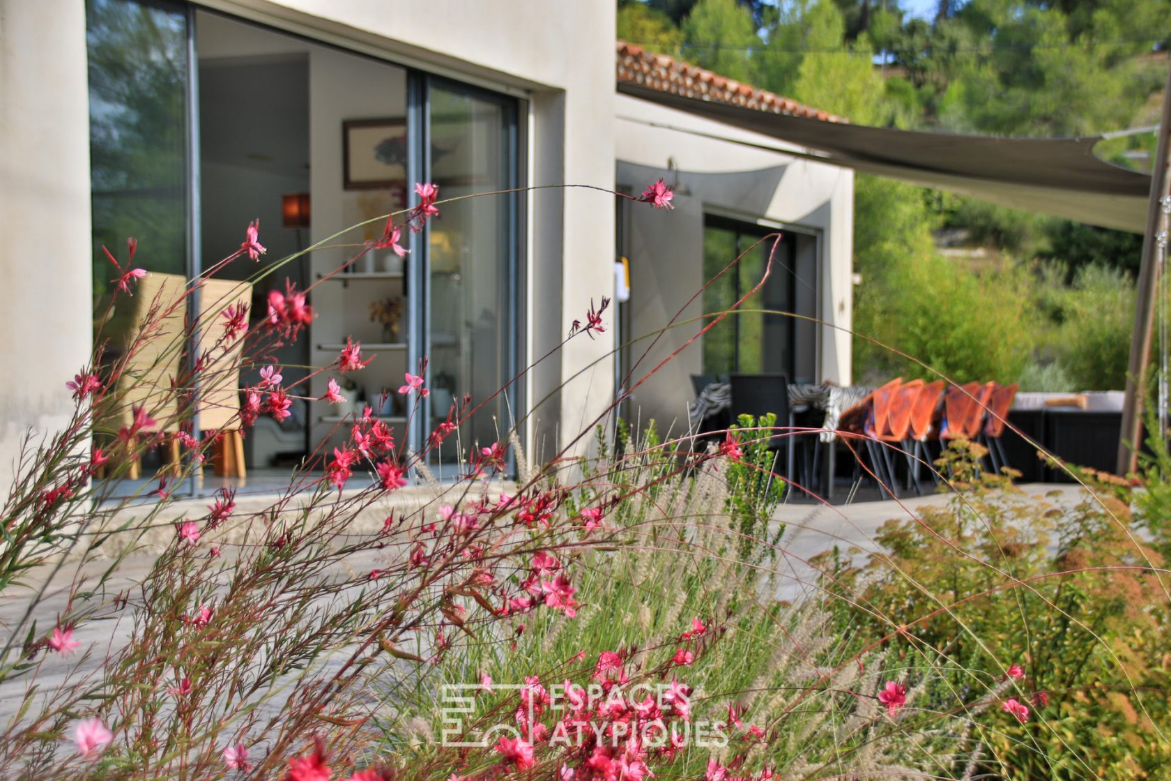 Contemporary single storey with vineyard in AOC Bandol