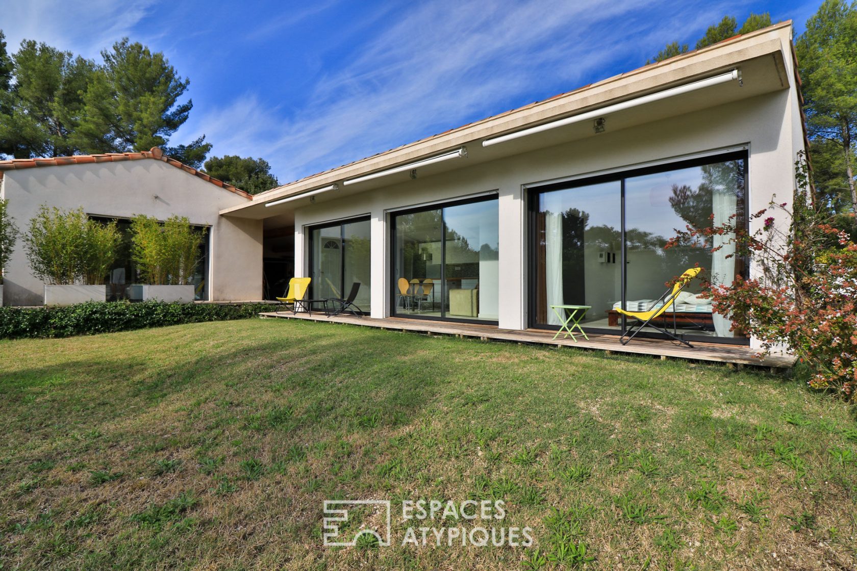 Contemporary single storey with vineyard in AOC Bandol