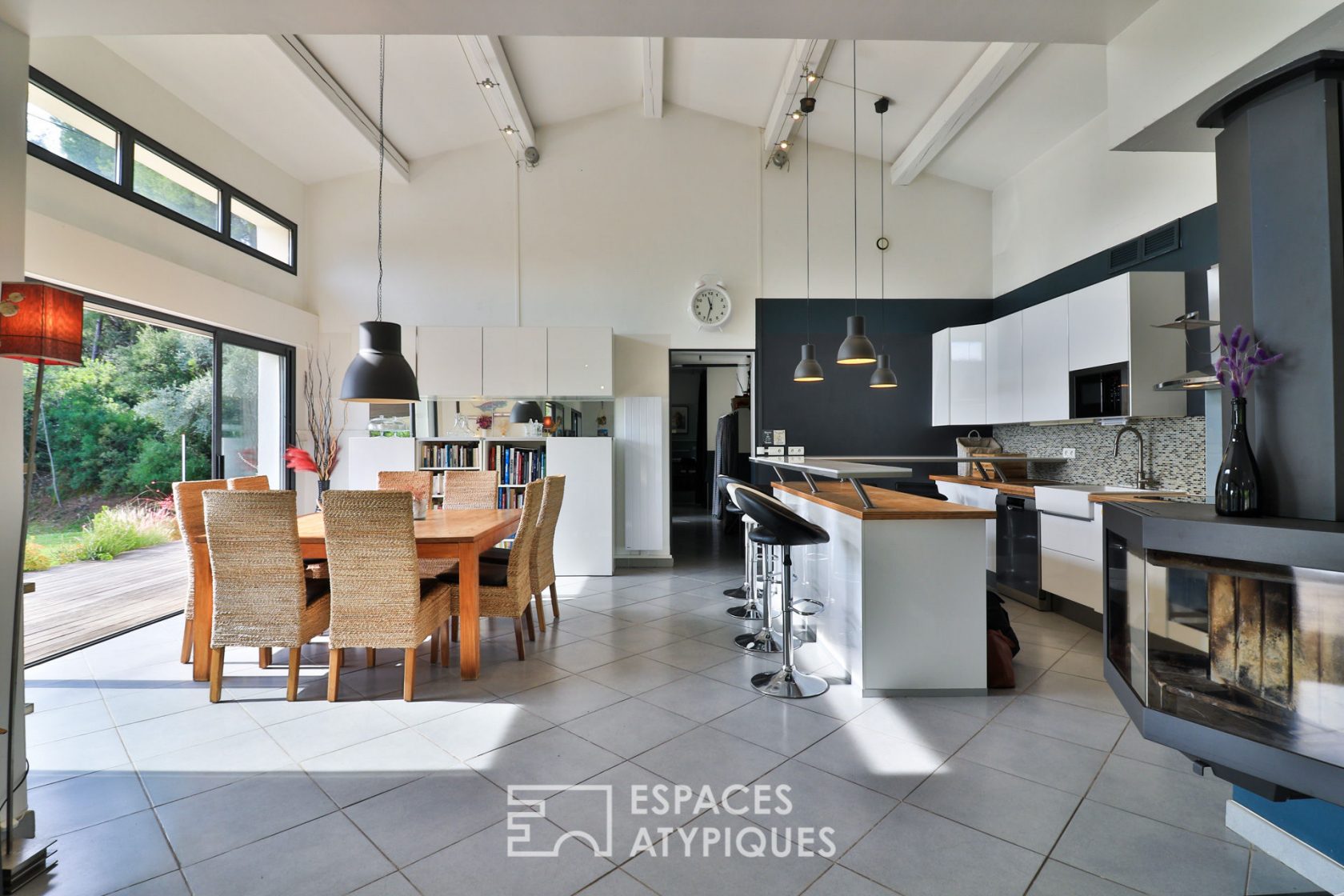 Contemporary single storey with vineyard in AOC Bandol