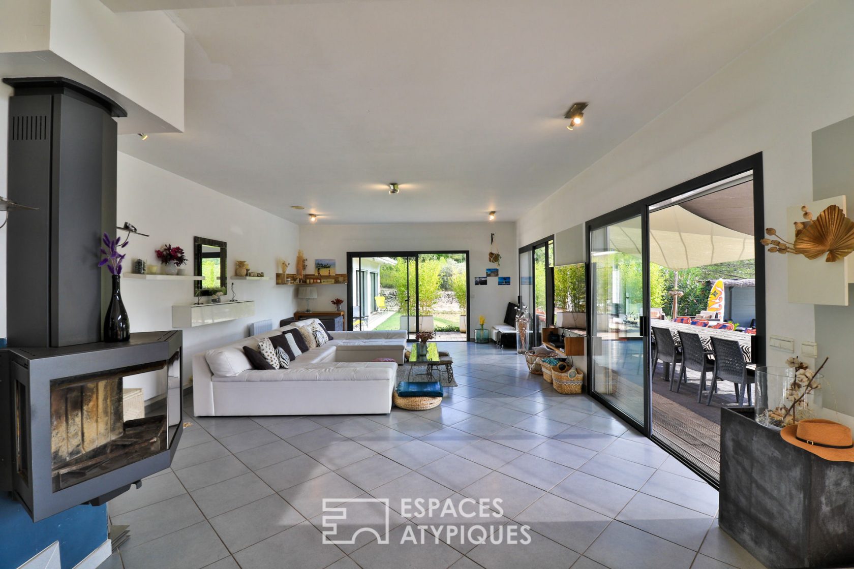 Contemporary single storey with vineyard in AOC Bandol