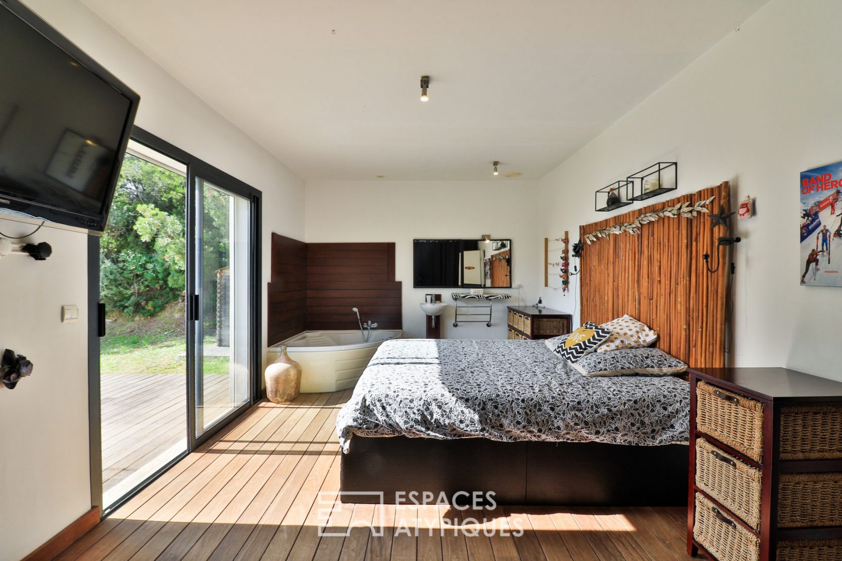 Contemporary single storey with vineyard in AOC Bandol