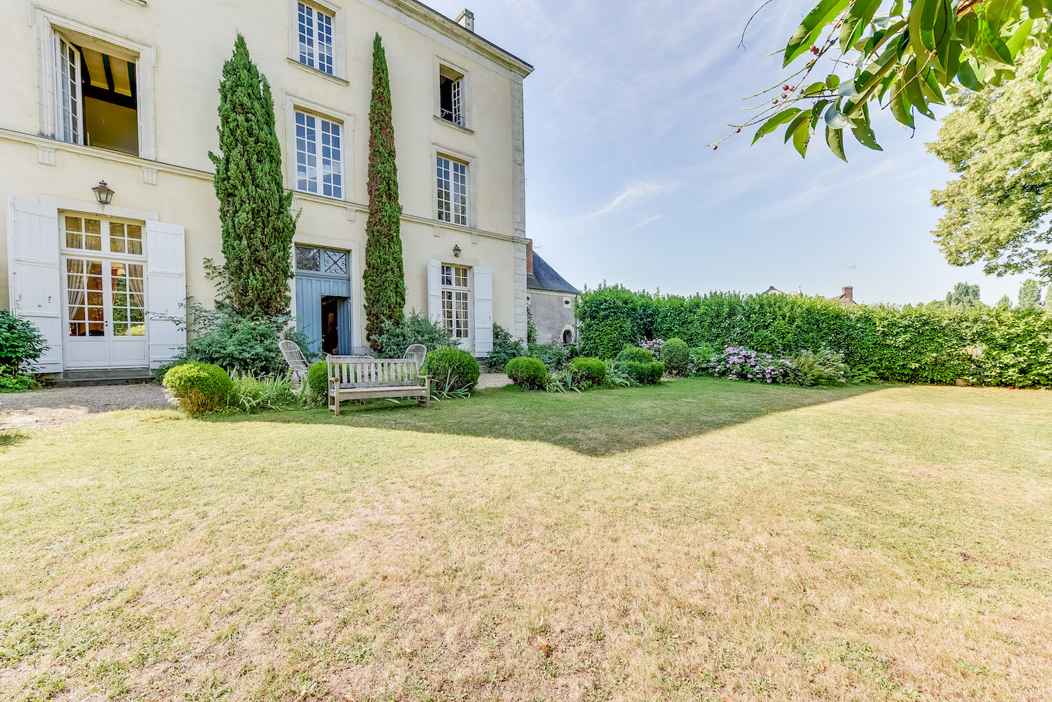 Demeure de prestige et son orangerie moderne