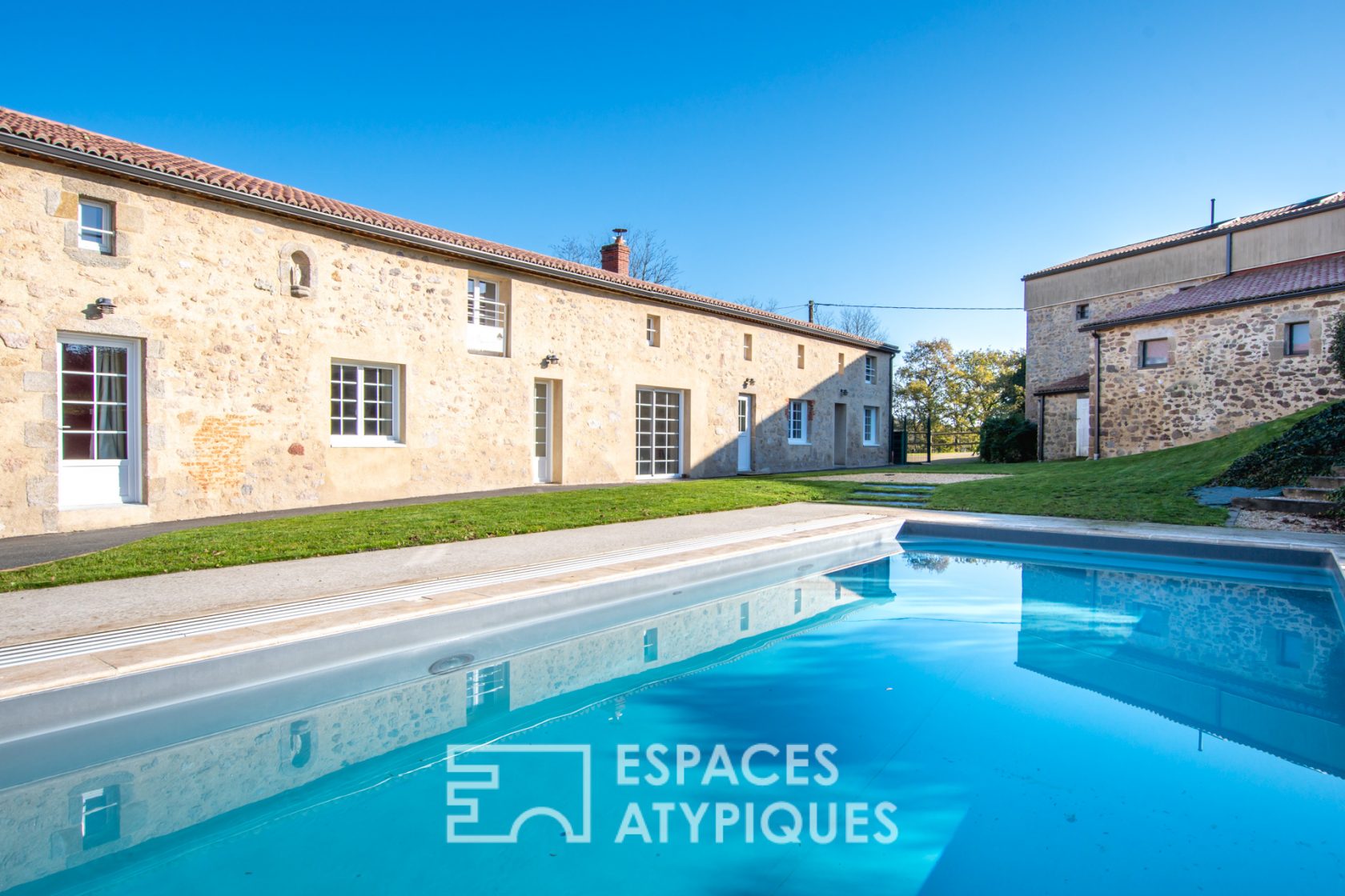 Ensemble d’habitations chics et contemporaines