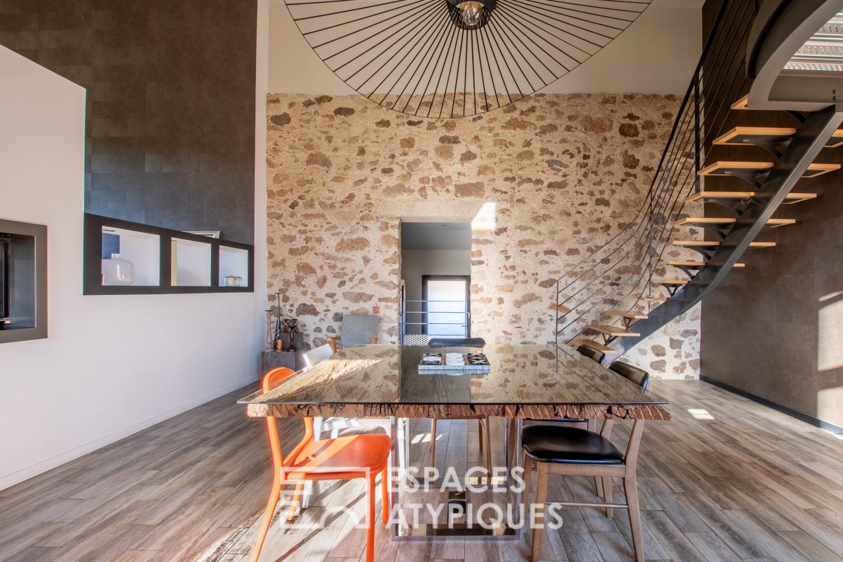 Ensemble d’habitations chics et contemporaines