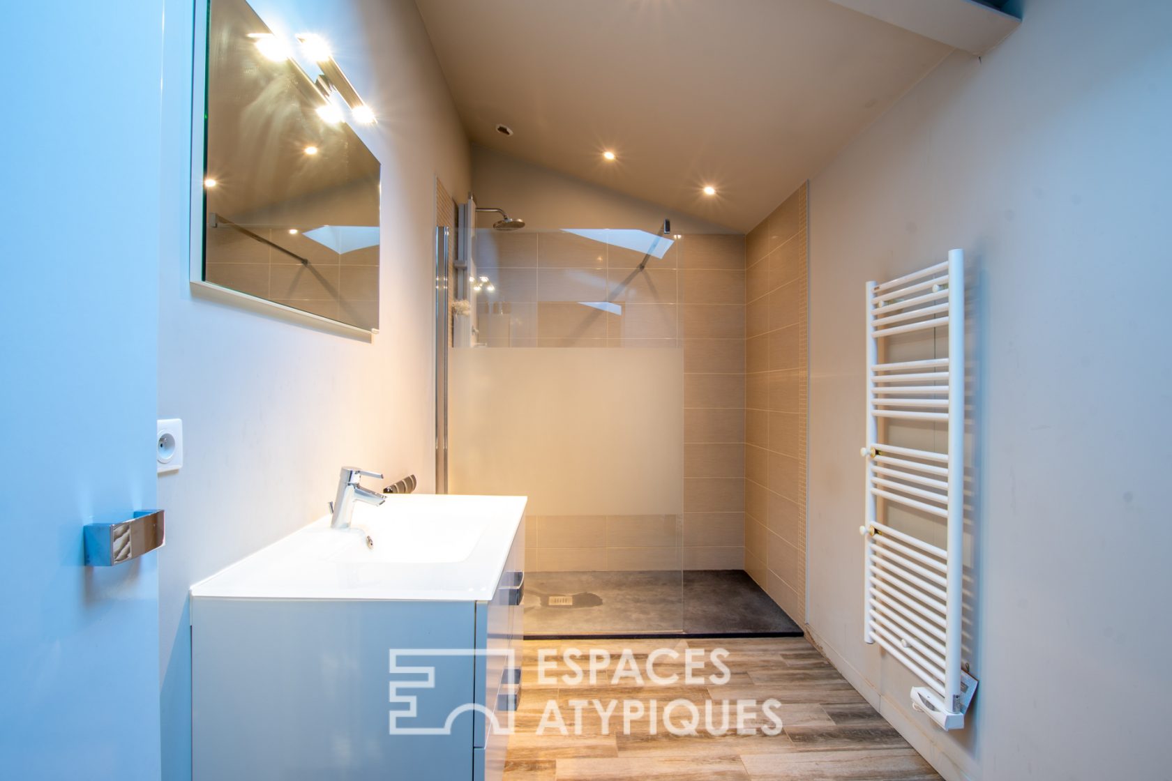 Ensemble d’habitations chics et contemporaines