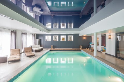 House with garden and indoor pool