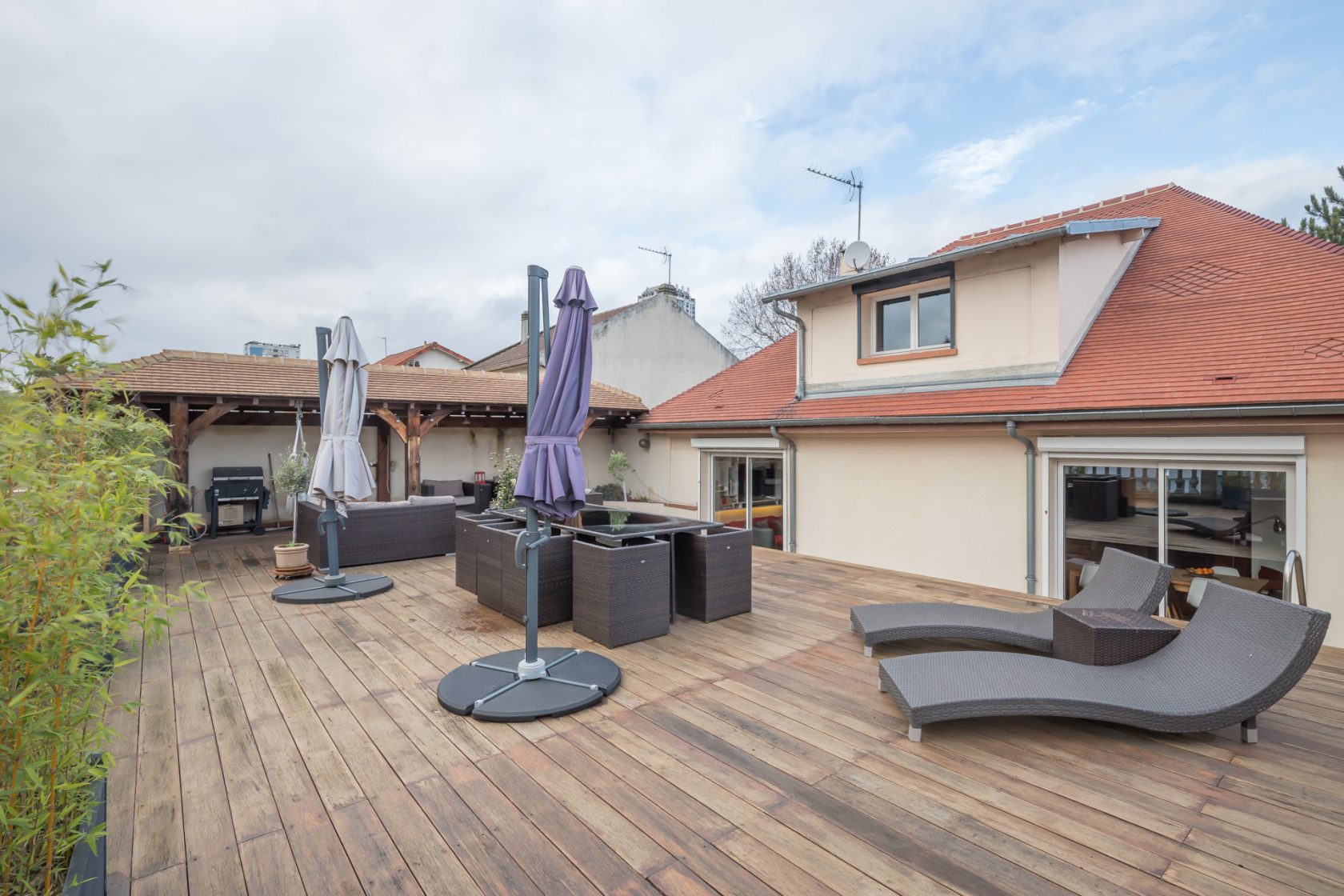 Maison avec jardin et piscine intérieure