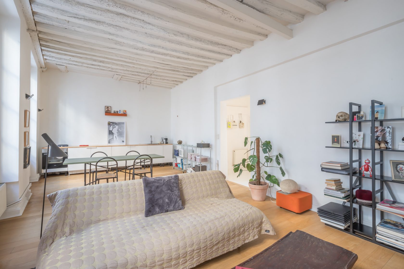 Minimalist apartment in Arts et Métiers