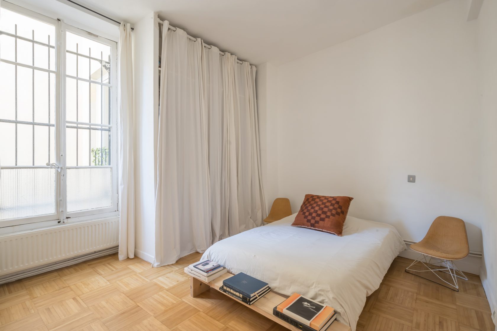 Minimalist apartment in Arts et Métiers