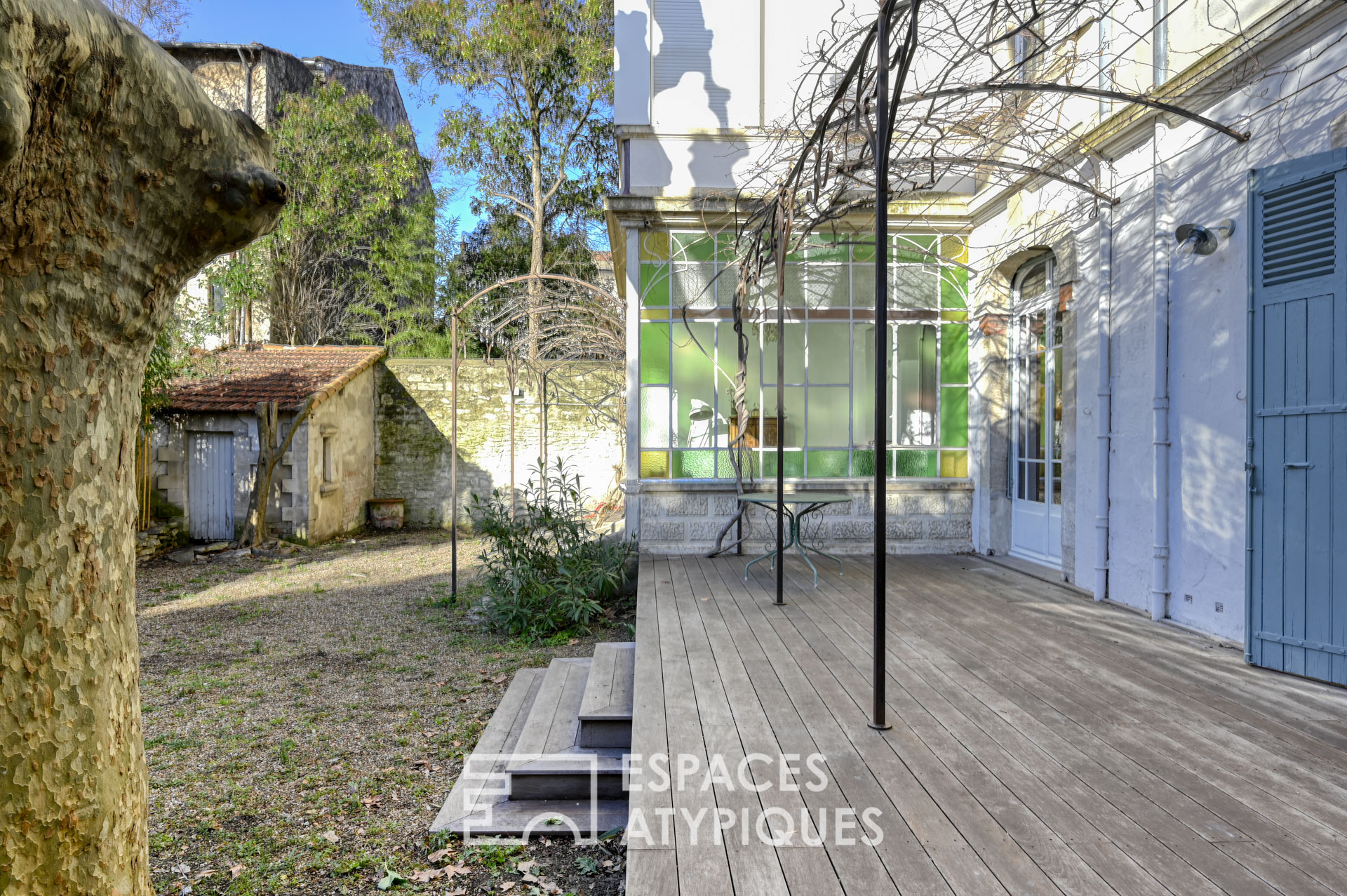 Exceptional Haussmanian in the heart of the intramural with its garden