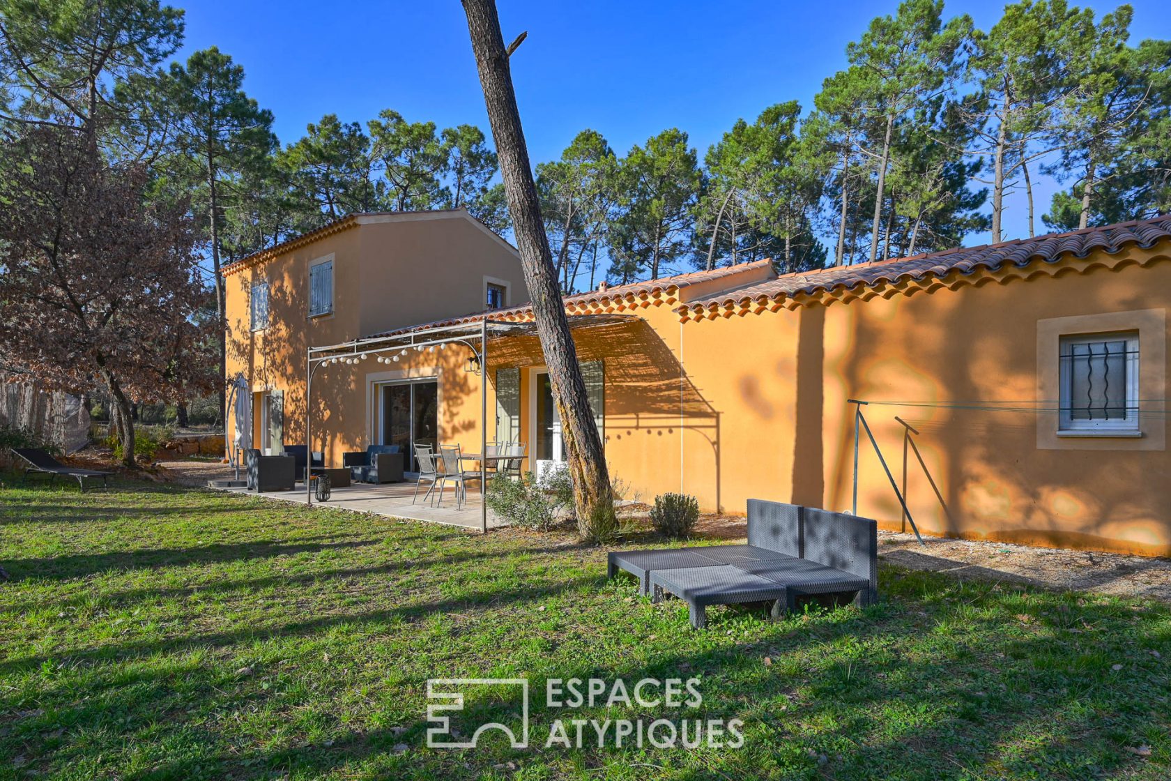Family villa between ocher and pine forest