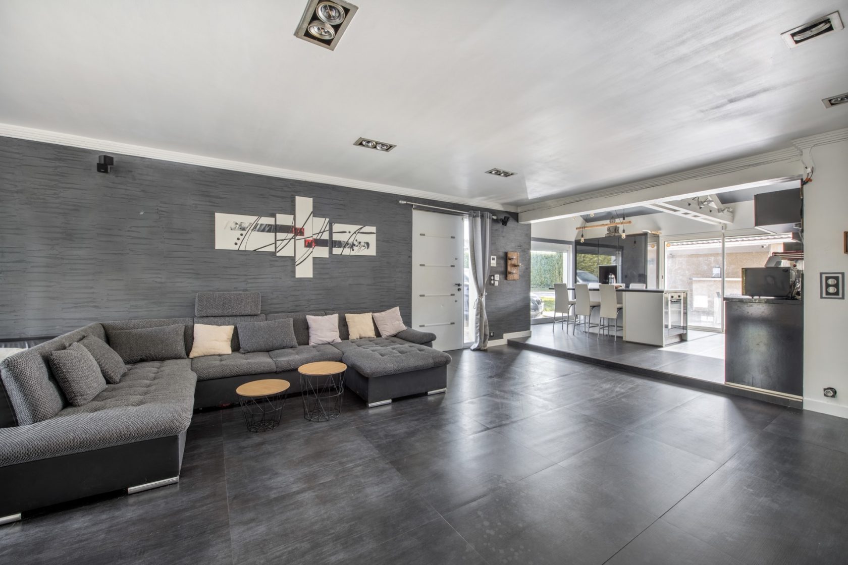 Single storey house with swimming pool