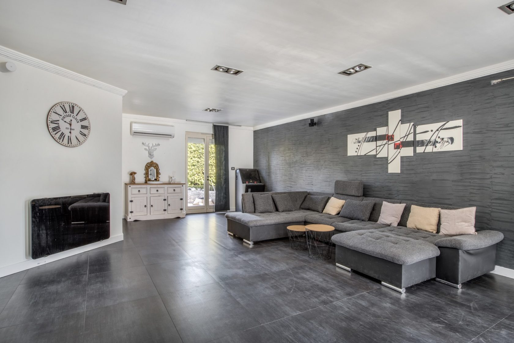 Single storey house with swimming pool
