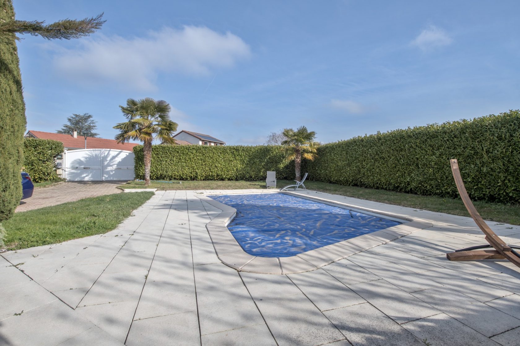 Single storey house with swimming pool