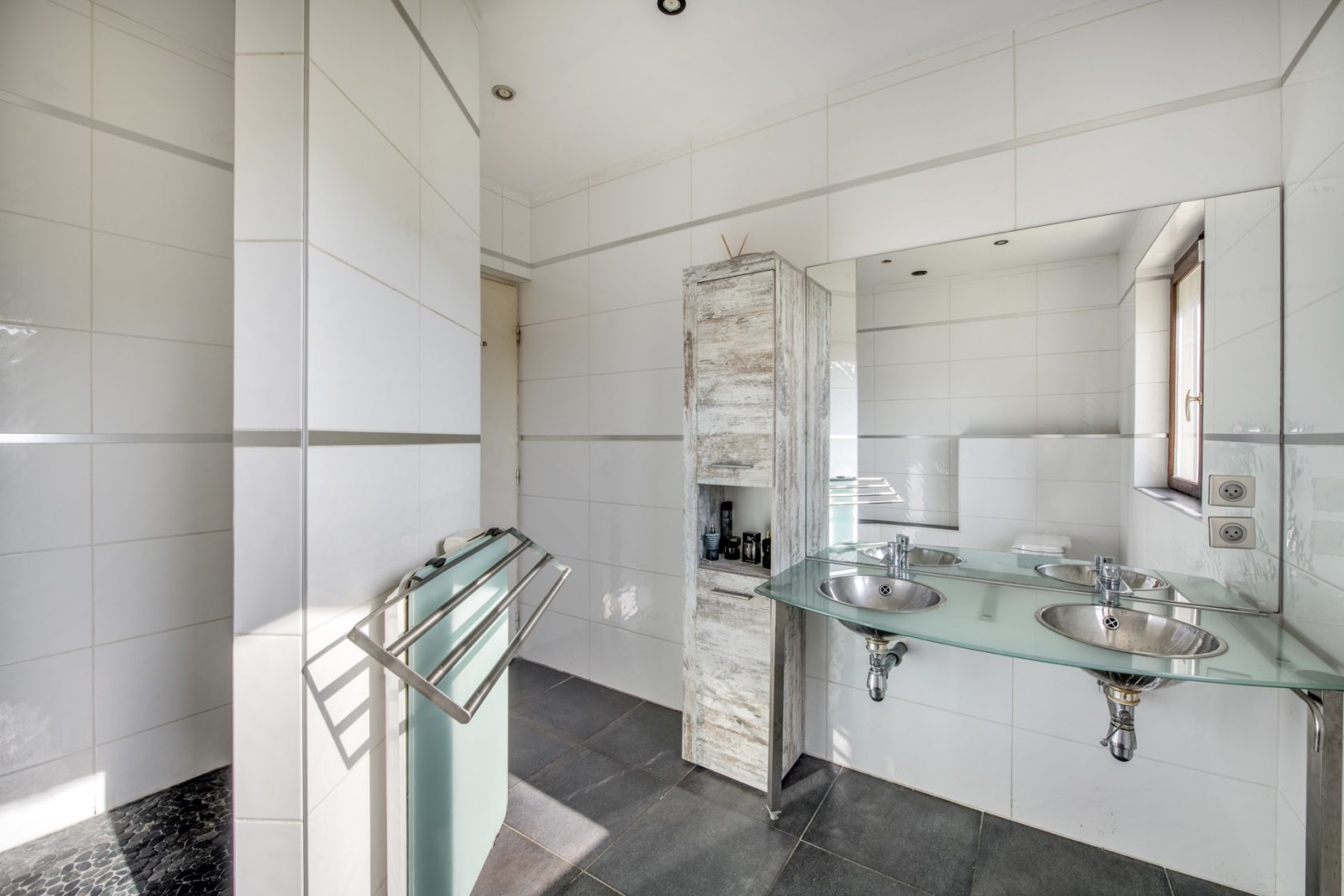 Single storey house with swimming pool