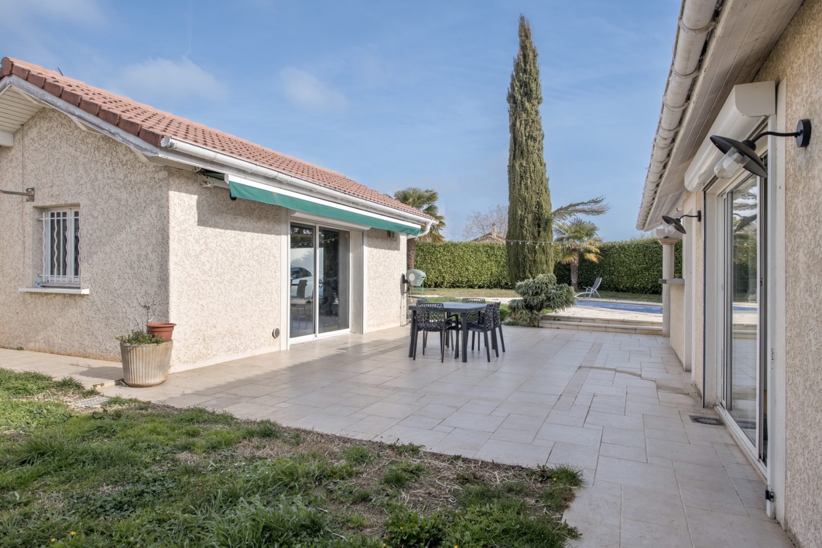 Single storey house with swimming pool