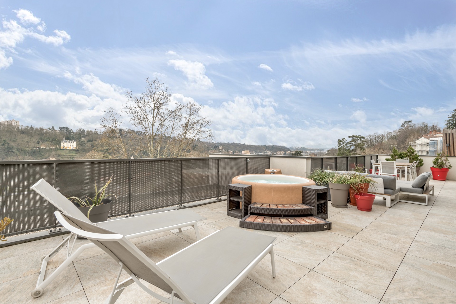 Toit-terrasse avec vue sur la Saône secteur Île Barbe