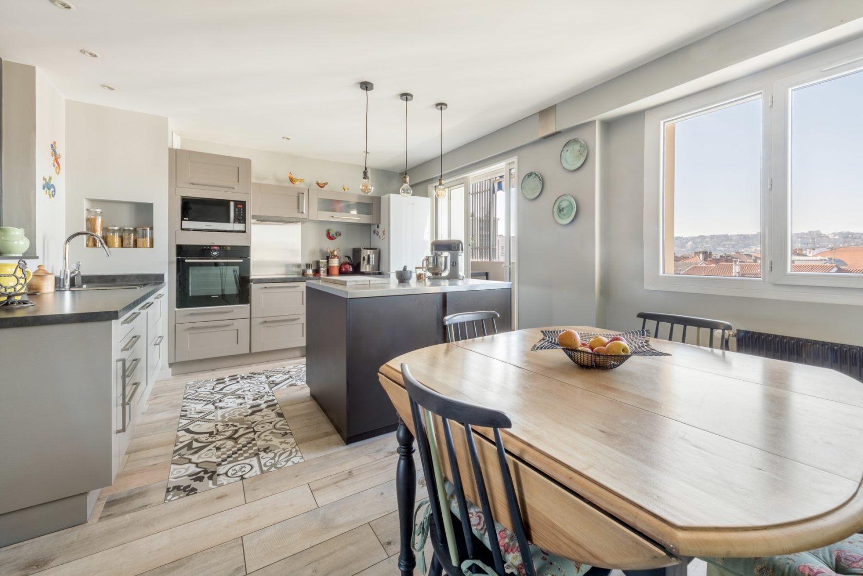 Appartement rénové avec balcon et vue