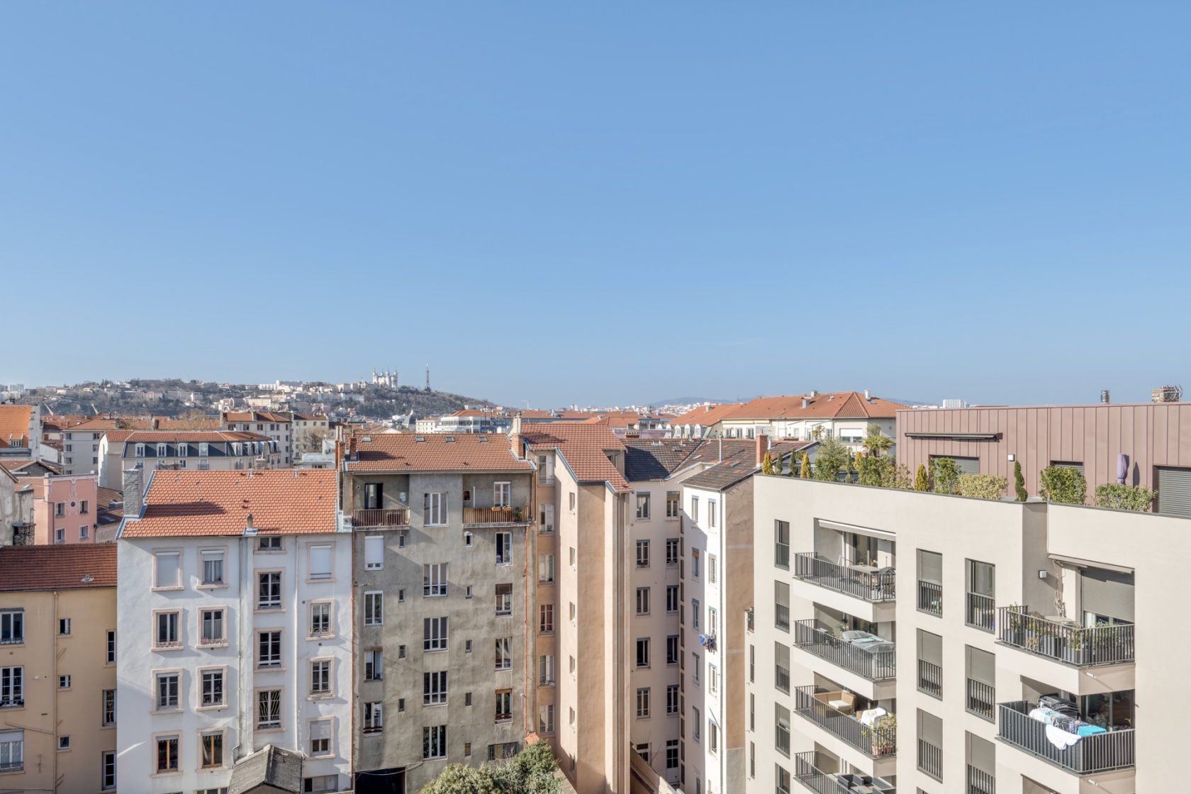 Appartement rénové avec balcon et vue