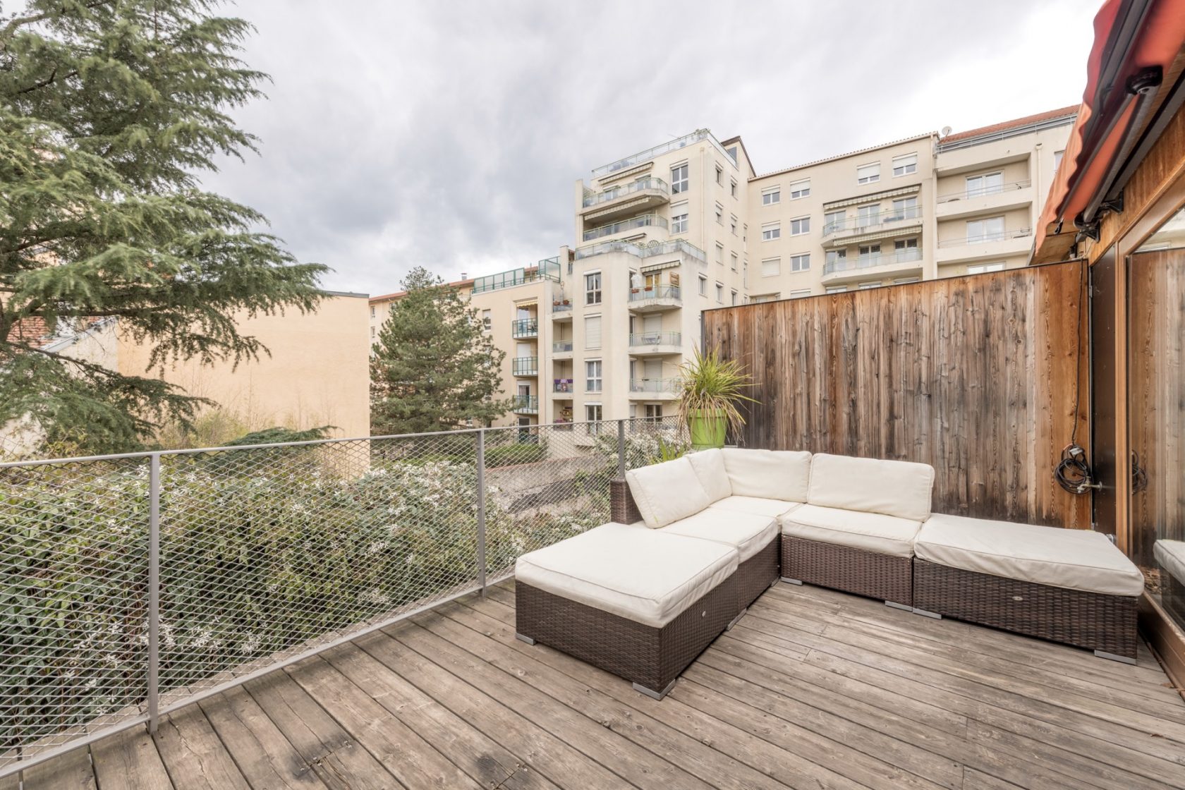 Maison de ville avec jardin, terrasses et garage