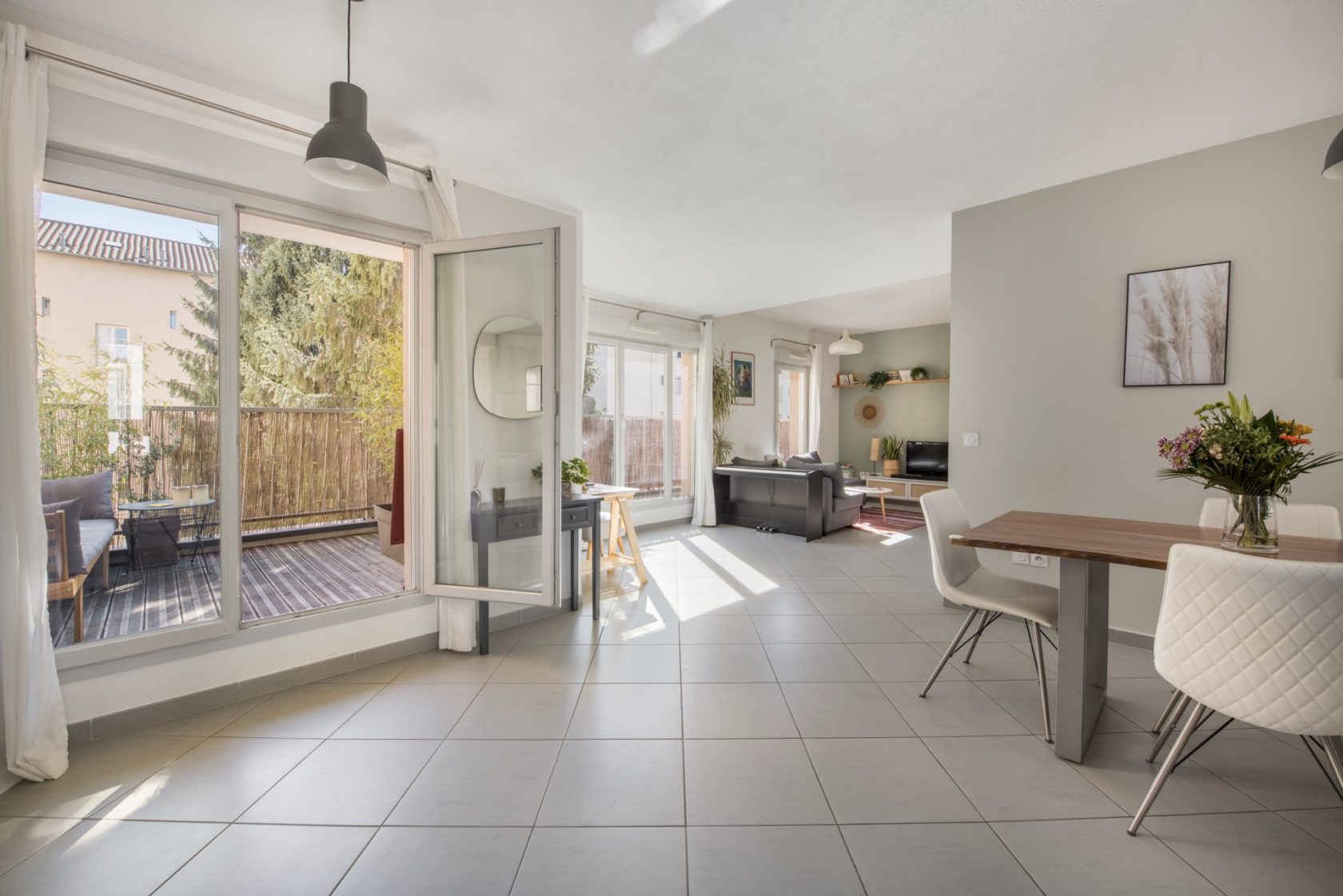 Appartement rénové avec terrasse à Monplaisir