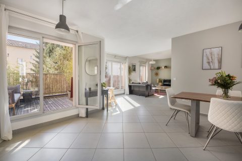 Appartement rénové avec terrasse à Monplaisir