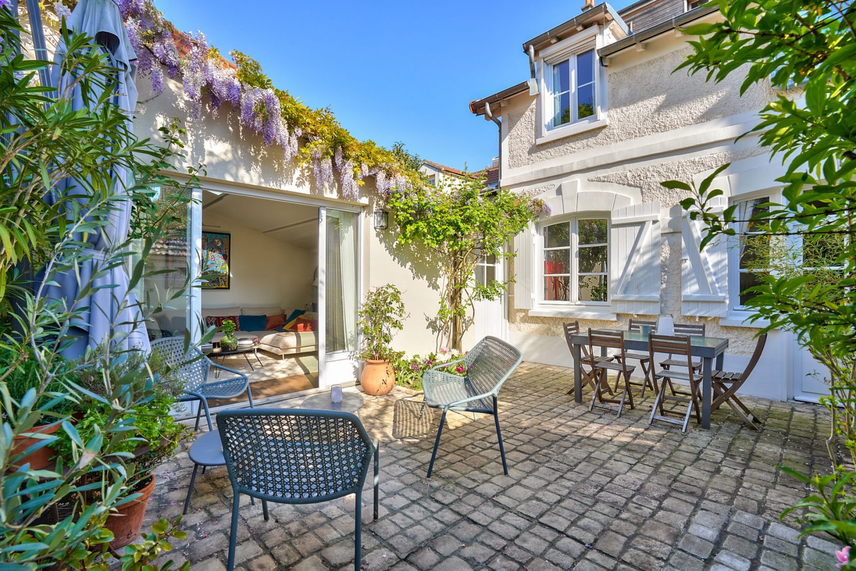 Confidential house with its paved courtyard